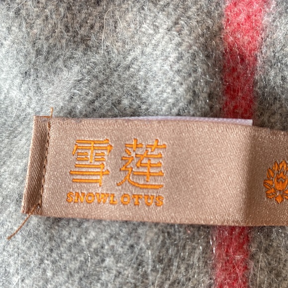 Pure cashmere classic grey, ivory, red plaid with fringe. Unisex - Picture 5 of 5